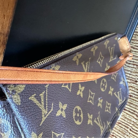 LOUIS VUITTON AUTHENTICATED Monogram Canvas Pochette Accessoires & 46.5" Strap - Picture 8 of 16